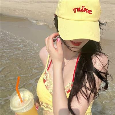 她来自胡志明市